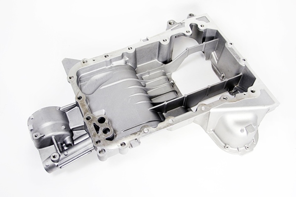 12101-31101 Motor olje bunnpanne for Lexus oppstilt mot hvit bakgrunn