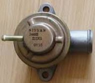 14483-21U00 Vacuum ventil resirkulasjon for Nissan oppstilt mot hvit bakgrunn