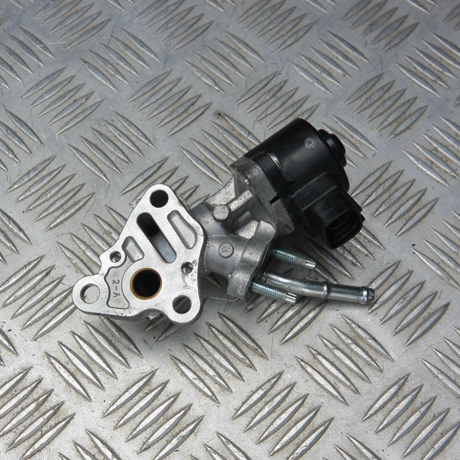 25620-47020 Eksos EGR ventil original for Toyota oppstilt mot hvit bakgrunn