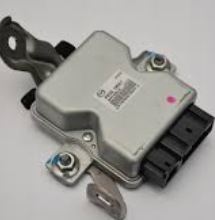 PE02-18-561 Computer elektrisk drivstoffpumpe for Mazda oppstilt mot hvit bakgrunn