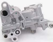 PY0114100 Motor oljepumpe for Mazda oppstilt mot hvit bakgrunn