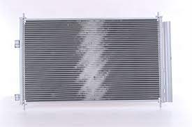 8846042100 Kjøling klima AC radiator kondenser for Toyota oppstilt mot hvit bakgrunn