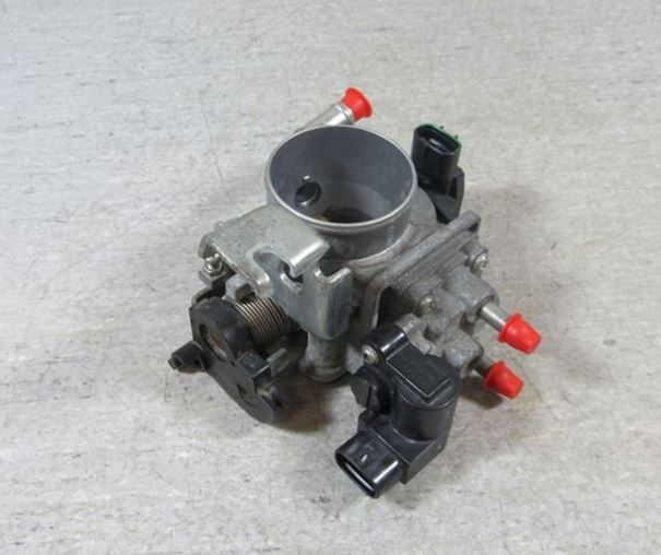 13400-84E12 Motor gasspjeld original for Suzuki oppstilt mot hvit bakgrunn