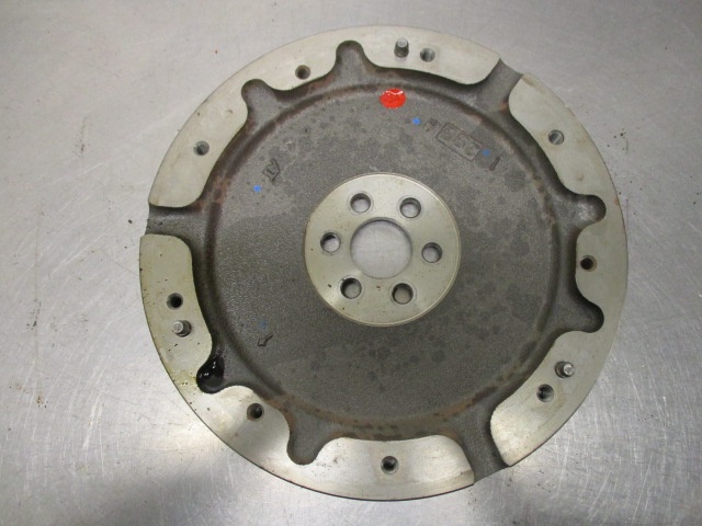 13451-21081 Motor svinghjul for Toyota oppstilt mot hvit bakgrunn