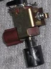 1348A-65J00 Motor vacuum regulator ventil for Suzuki oppstilt mot hvit bakgrunn