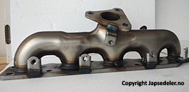 14002-W000P Eksos manifold for Mitsubishi oppstilt mot hvit bakgrunn