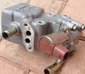 14066-05U10 Motor manifold luftpumpe original for Nissan oppstilt mot hvit bakgrunn