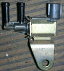 16102AA410 Motor manifold ventil solenoid original for Subaru oppstilt mot hvit bakgrunn