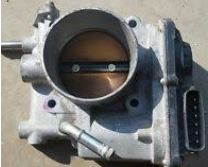 16112AA070 Motor gasspjeld original for Subaru oppstilt mot hvit bakgrunn