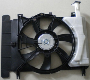 16363-28160 Kjøling radiator vifte motor for Toyota oppstilt mot hvit bakgrunn