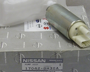 17042-8H301 Drivstoffpumpe orginal for Nissan oppstilt mot hvit bakgrunn