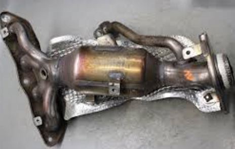 17140-21110 Eksos katalysator manifold original for Toyota oppstilt mot hvit bakgrunn