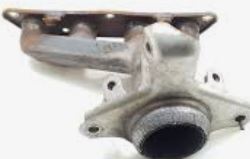 17141-37230 Eksos manifold for Toyota oppstilt mot hvit bakgrunn