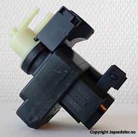18117-67JA0 Manifold ventil solenoid turbo for Suzuki oppstilt mot hvit bakgrunn