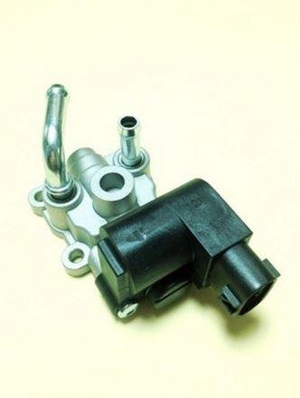 18117-78F11 Ventil manifold inntak original for Suzuki oppstilt mot hvit bakgrunn