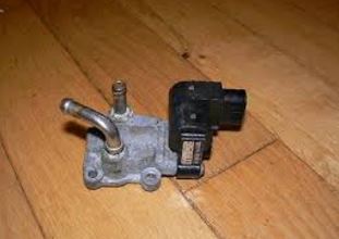 18137-83E11 Motor manifold inntak ventil original for Suzuki oppstilt mot hvit bakgrunn