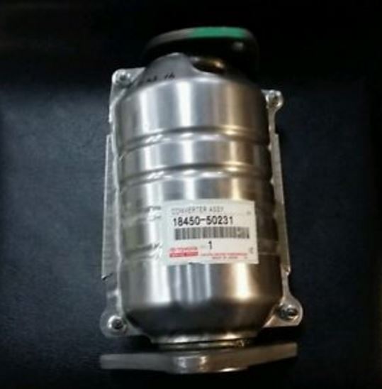 18450-50350 Eksos katalysator original for Lexus oppstilt mot hvit bakgrunn