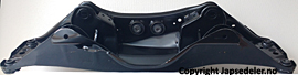 20150SA000 Bærearm travers bak original for Subaru oppstilt mot hvit bakgrunn