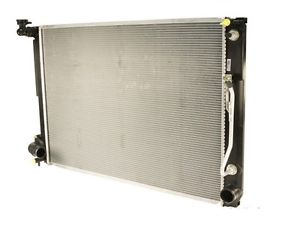16041-0P201 Motor kjøling radiator for Toyota oppstilt mot hvit bakgrunn