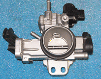 22210-0J010 Motor spjeldhus gass orginal for Toyota oppstilt mot hvit bakgrunn