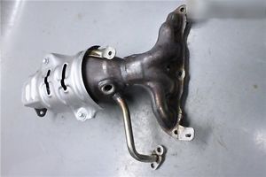 25051-47070 Eksos katalysator manifold original for Toyota oppstilt mot hvit bakgrunn