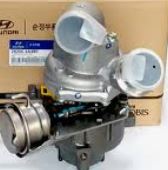 28201-2A760 Motor turbo for Kia oppstilt mot hvit bakgrunn