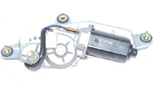 28710-8H300 Vindusviskermotor bak orginal for Nissan oppstilt mot hvit bakgrunn