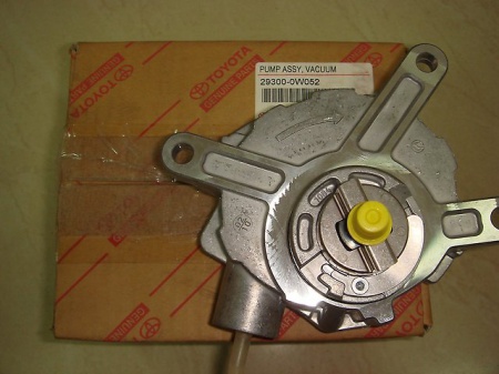 29300-0W052 Motor vacuum pumpe original for Toyota oppstilt mot hvit bakgrunn