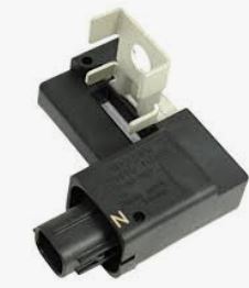 294G01HH0A Sensor elektrisk hovedstrøm for Nissan oppstilt mot hvit bakgrunn