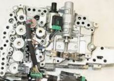 31705-53X00 Vacuum ventil kontroll automatgir original for Nissan oppstilt mot hvit bakgrunn