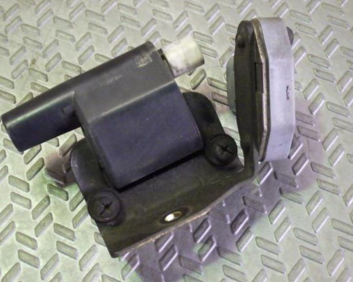 33410-75F00 Tenning coil original for Suzuki oppstilt mot hvit bakgrunn