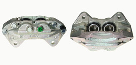 47750-0K071 Bremsecaliper foran venstre for Toyota oppstilt mot hvit bakgrunn