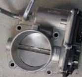 35100-2E610 Motor manifold gasspjeld for Kia oppstilt mot hvit bakgrunn
