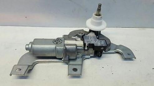 38810-62J00 Vindusviskermotor bak for Suzuki oppstilt mot hvit bakgrunn