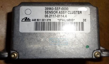 39960-SEF-003 Sensor yawrate original for Honda oppstilt mot hvit bakgrunn