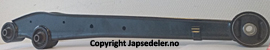 46201-86G00 Bærearm bak høyre for Suzuki oppstilt mot hvit bakgrunn