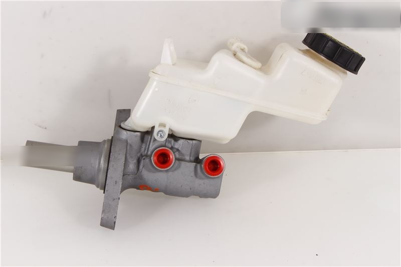 47201-09650 Brems hovedsylinder original for Toyota oppstilt mot hvit bakgrunn