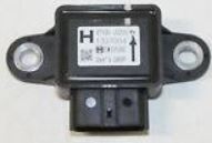 47930VB000 Sensor deceleration bremselys for Nissan oppstilt mot hvit bakgrunn