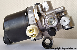  47960-30030 Bremsekraftforsterker pumpe original for Toyota oppstilt mot hvit bakgrunn