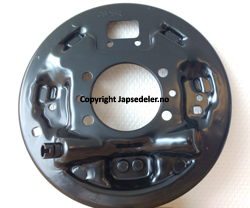 53101-63J10 Bremseskjold bak høyre original for Suzuki oppstilt mot hvit bakgrunn