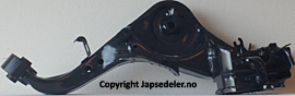 55502-JD00A  Bærearm bakaksel venstre for Nissan oppstilt mot hvit bakgrunn