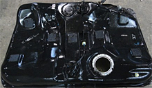 77001-33120 Drivstofftank orginal Camry 01-11 for Toyota oppstilt mot hvit bakgrunn