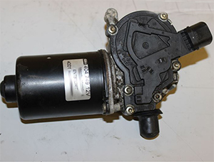 85110-02150 Vindusviskermotor foran orginal for Toyota oppstilt mot hvit bakgrunn