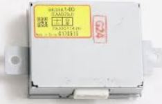 8638A140 Elektrisk computer lydvarsel for Mitsubishi oppstilt mot hvit bakgrunn