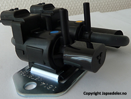 8657A031 Vakuum ventil frihjul solenoid for Mitsubishi oppstilt mot hvit bakgrunn