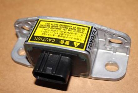 89183-50010 Sensor yawrate original for Lexus oppstilt mot hvit bakgrunn