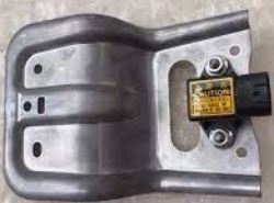 89440-71030 Sensor deceleration bremselys original for Toyota oppstilt mot hvit bakgrunn
