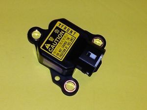 89441-30050 Sensor decelaracion ABS original for Lexus oppstilt mot hvit bakgrunn