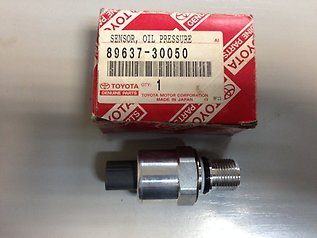 89637-30050 Sensor brems hovedsylinder trykk for Toyota oppstilt mot hvit bakgrunn