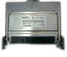 89661-02731 Computer kontroll enhet ECU orginal for Toyota oppstilt mot hvit bakgrunn